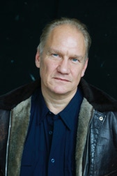 Assboeck ernst direkt in Kamera